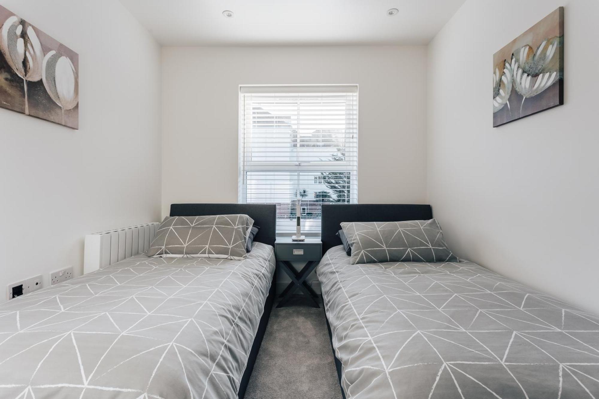 Central 2 Double Bedroom Flat With Parking Борнмът Екстериор снимка